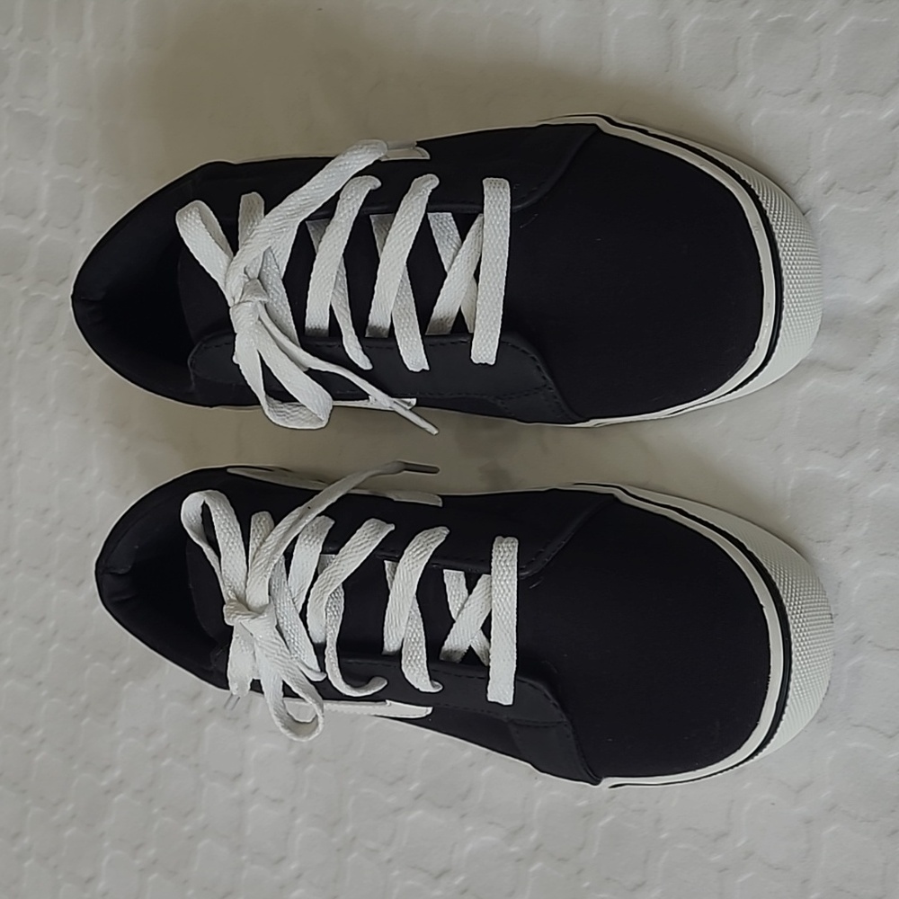 🆕️ Black & White Canvas Sneakers - Picture 10 of 11